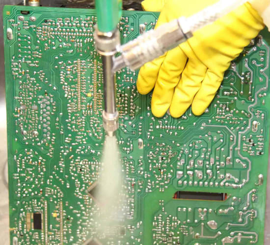 Elektroniikkapuhdistus on huolellisuutta vaativaa työtä.