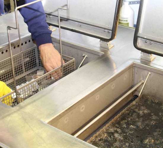 Ultraäänipuhdistuksella poistamme likaa, rasvaa ja nokea.