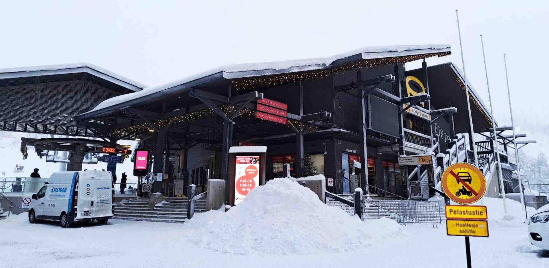 Polygon palosaneeraustöissä Rukan sähköpalokohteessa.