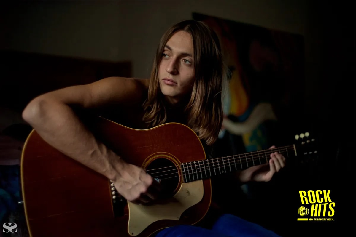 El cantautor Arsun comparte el vídeo de su sencillo «On the Dark Water’s Edge».