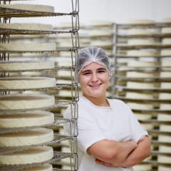 Mathilde, opératrice polyvalente en fromagerie