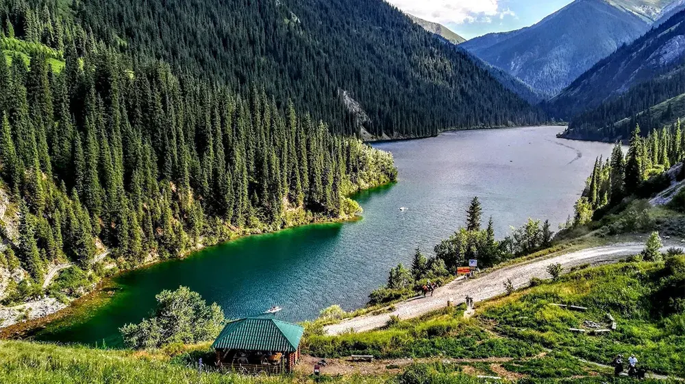Большое Алматинское озеро (БАО): бирюзовая жемчужина Тянь-Шаня landscape in Kazakhstan