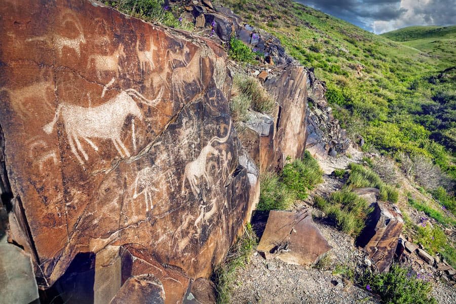 Петроглифы Тамгалы Тас travel scenery in Kazakhstan