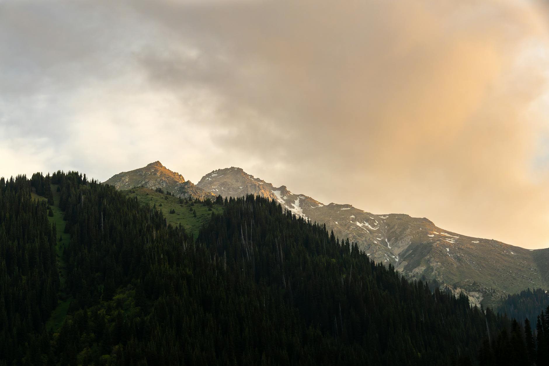 Однодневные поездки из Алматы: горы, озёра и каньоны.