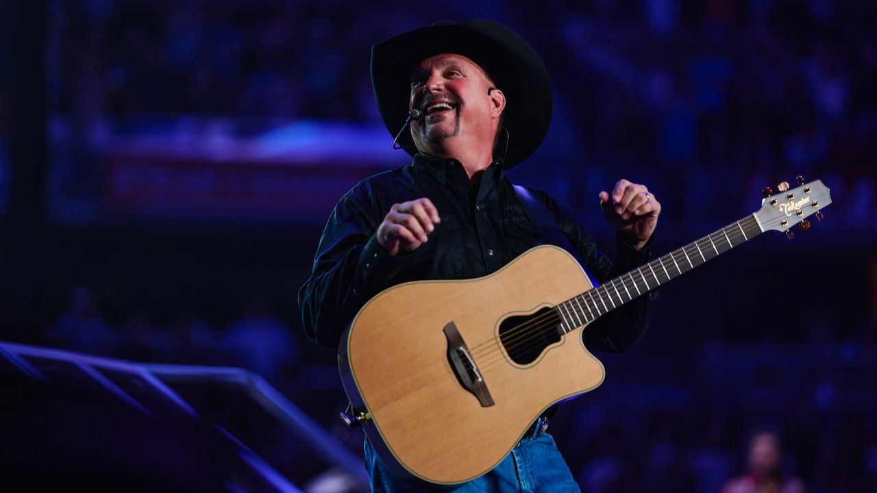 garth brooks finally hits the arena and it's actually fire