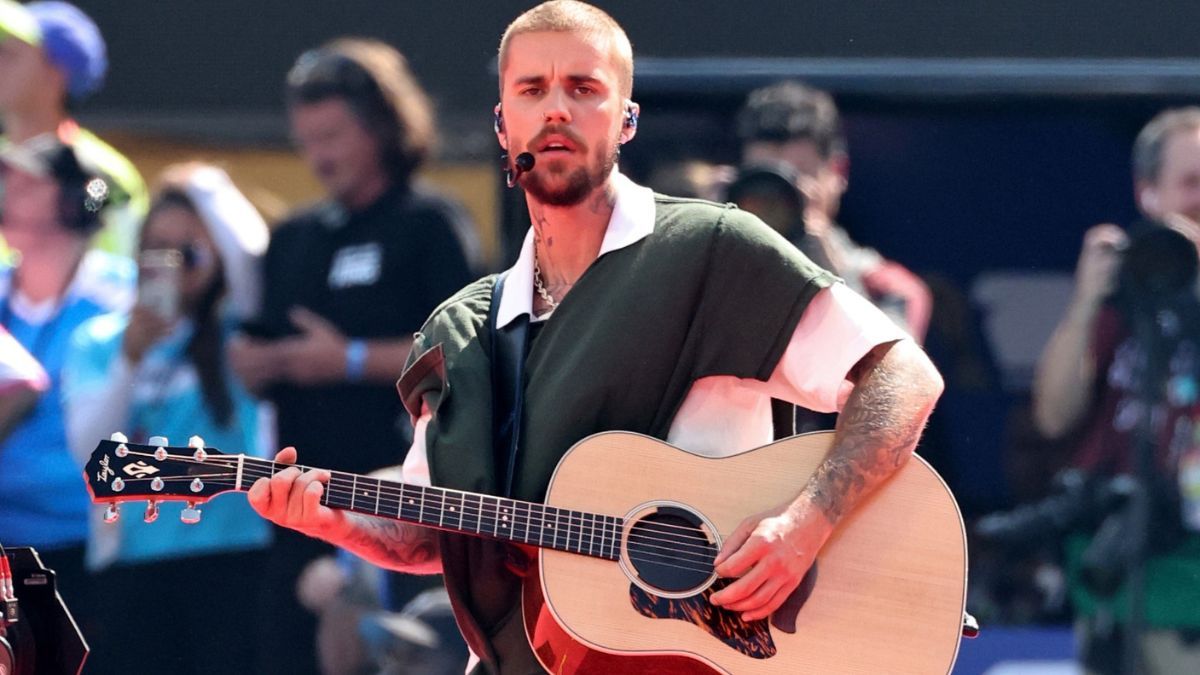 biber literally did a surprise acoustic set in the park