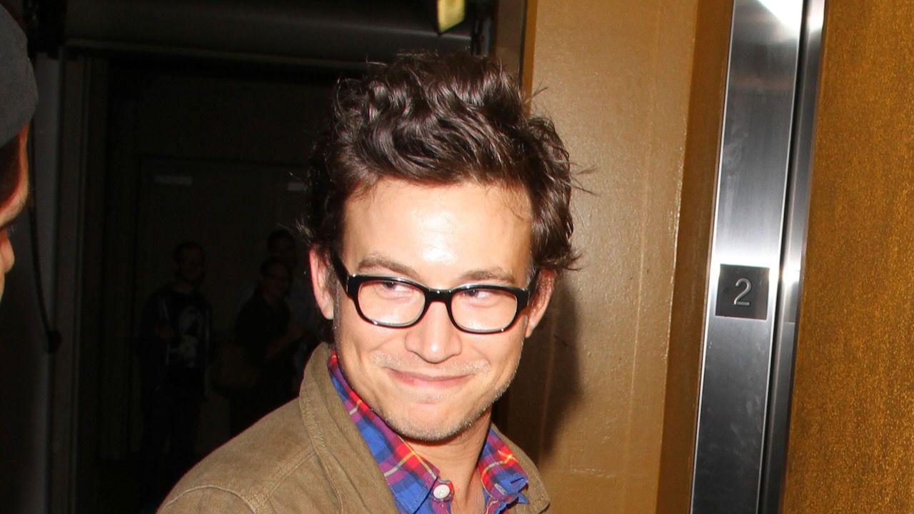jonathan taylor thomas gets arrested and allegedly kicks a cop