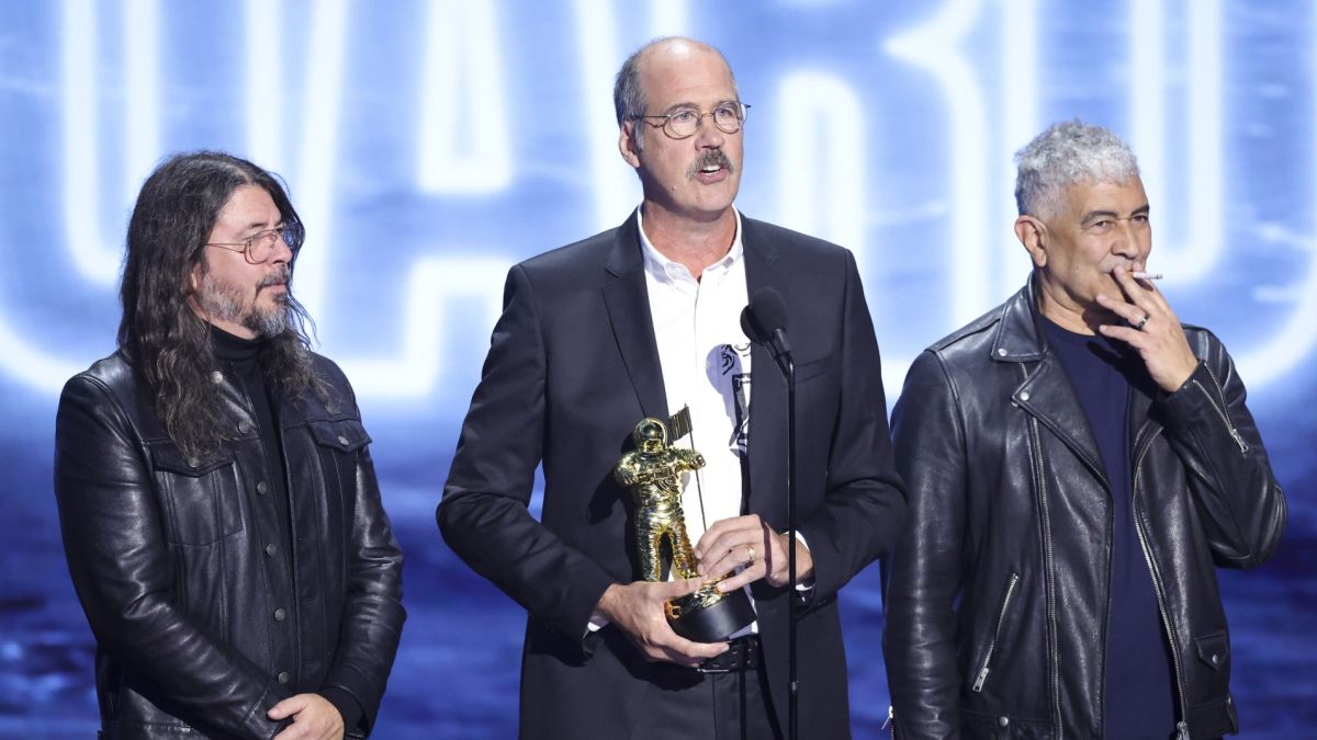 kurt cobain's bassist finally admitted why nirvana slaps
