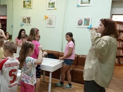 Юные ружане рисовали диких животных на песке