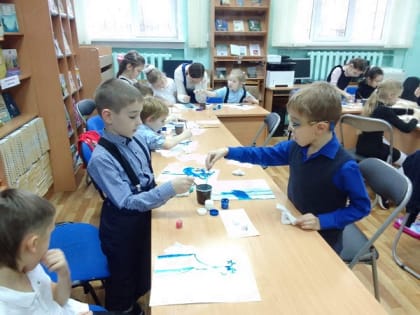 Юные ружане творили с помощью губки и ватных палочек