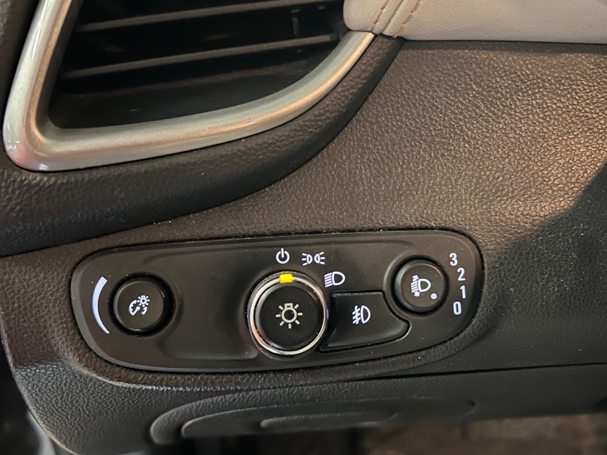 Vehicle media 9