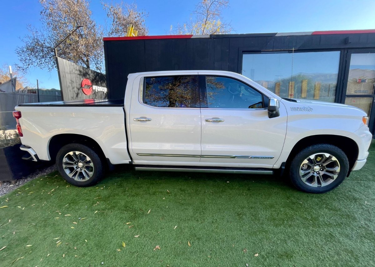 Vehicle media 4
