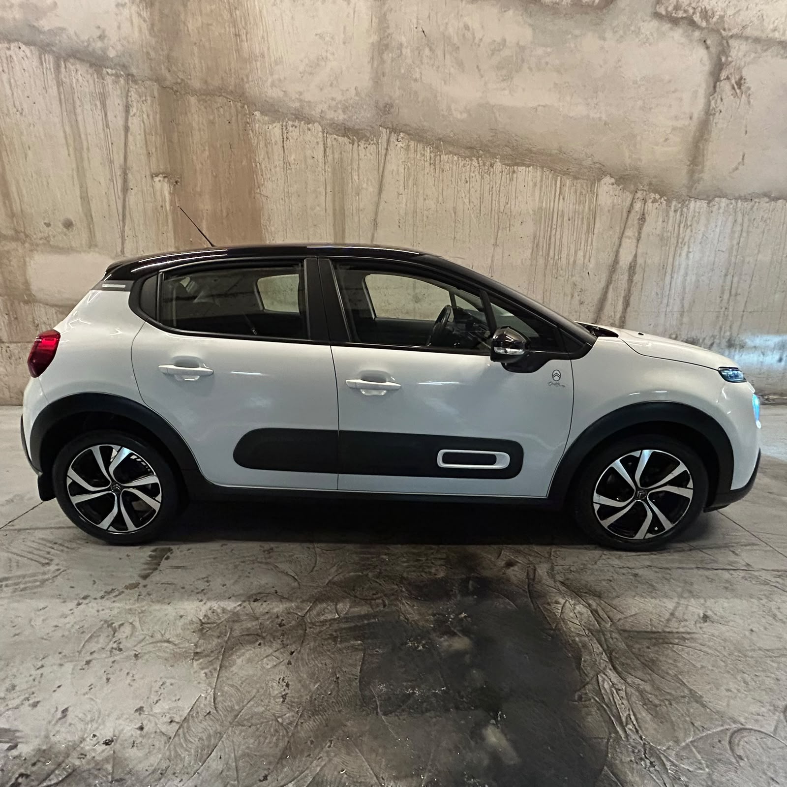 Vehicle media 6
