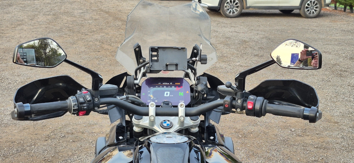 Vehicle media 8