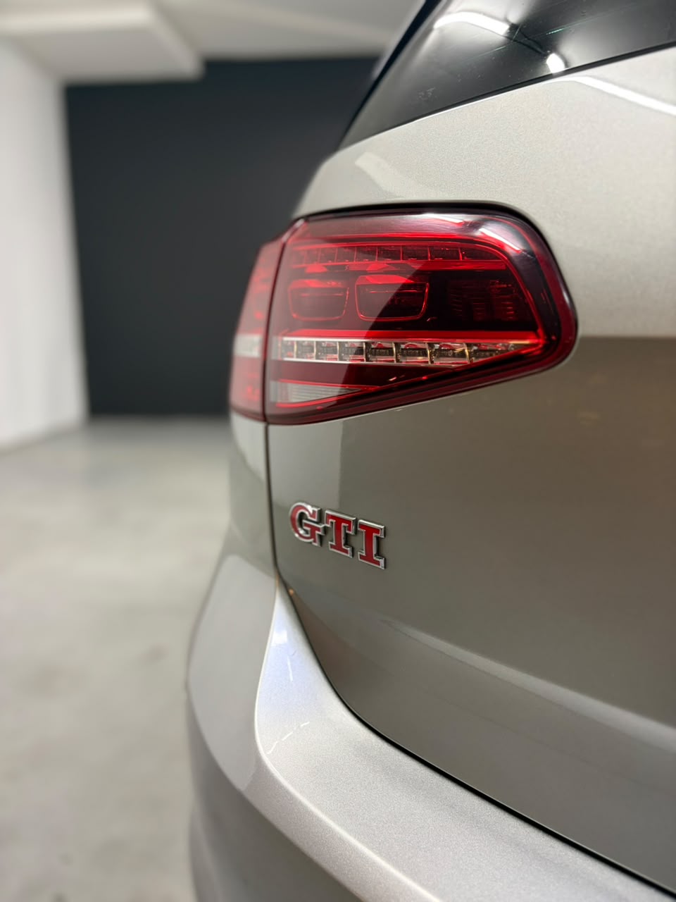 Vehicle media 9