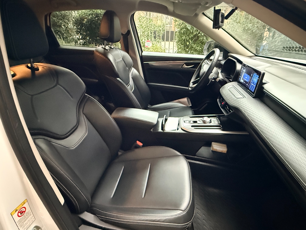 Vehicle media 8