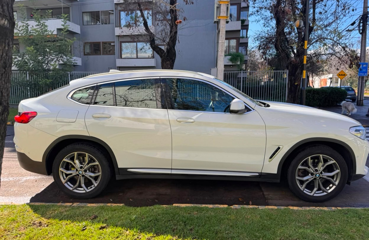 Vehicle media 10