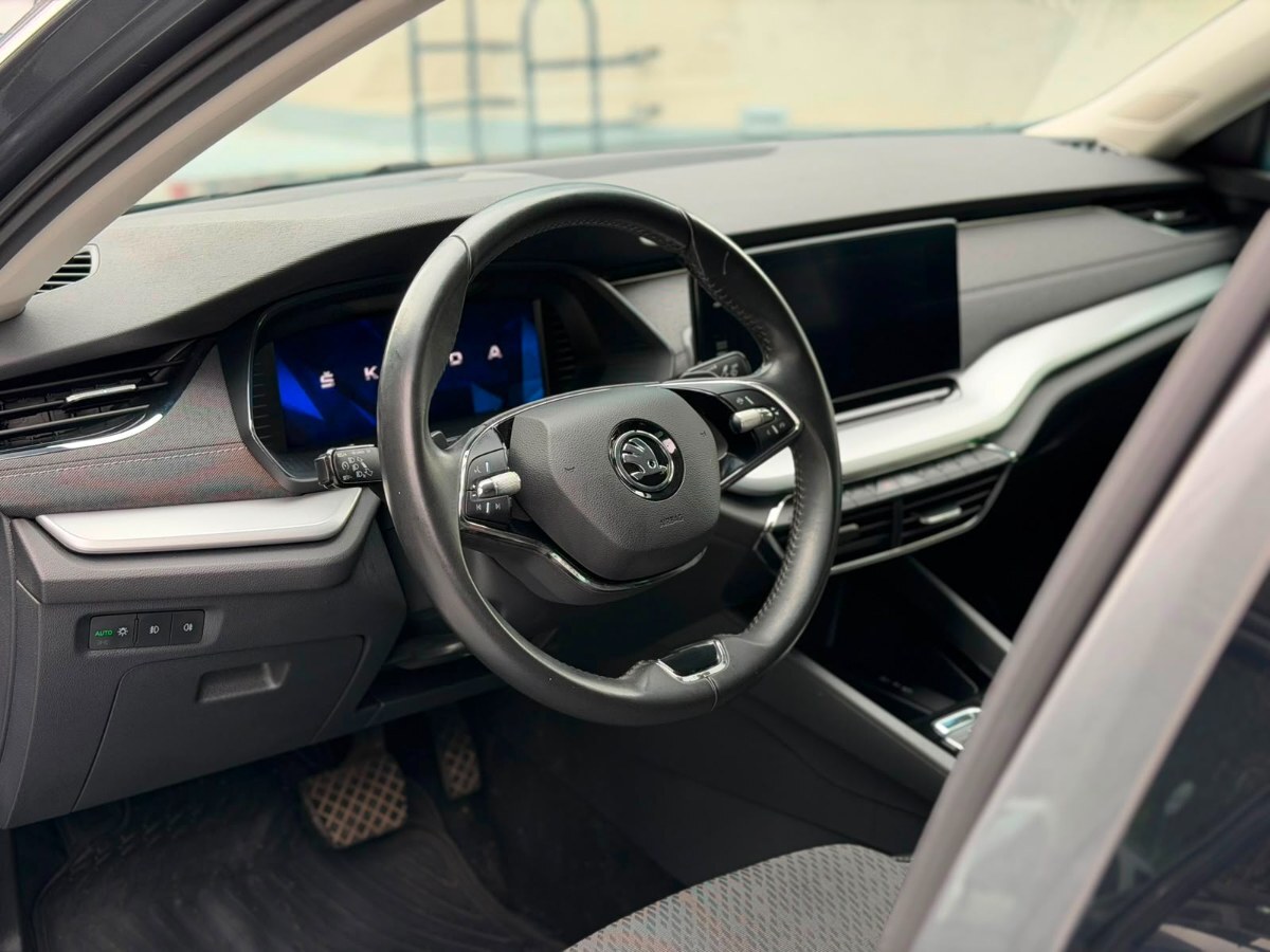 Vehicle media 7