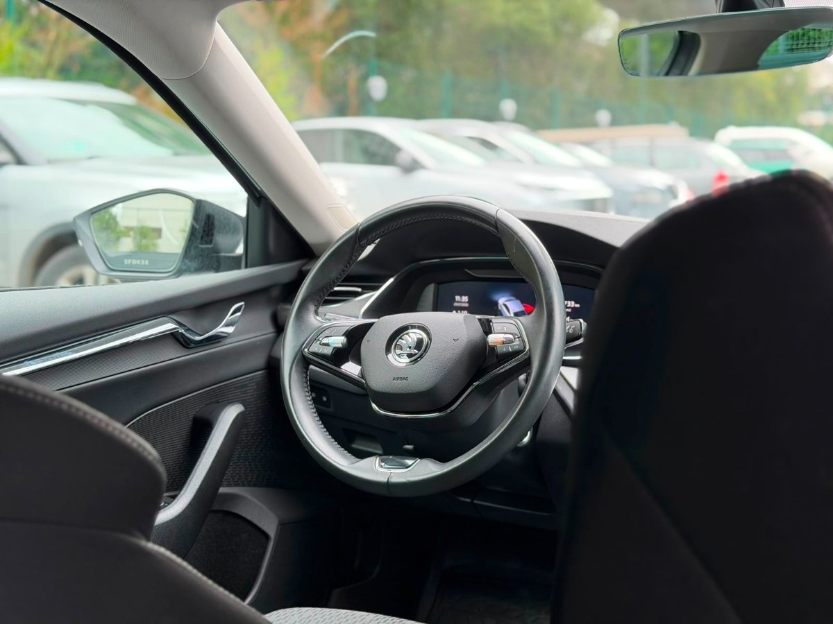 Vehicle media 9