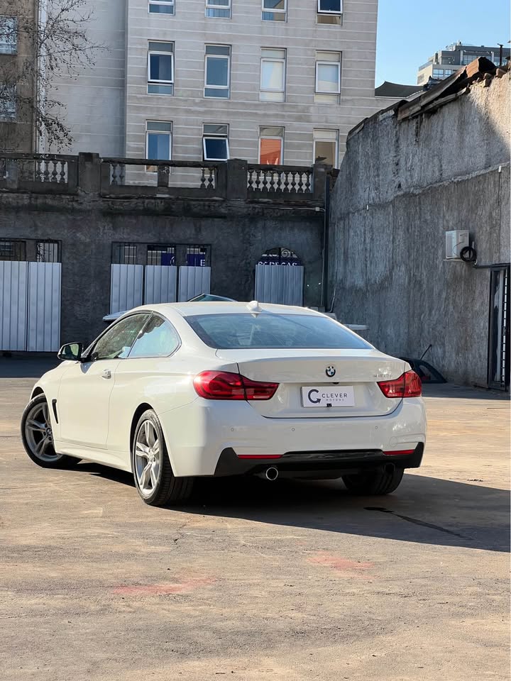 Vehicle media 4