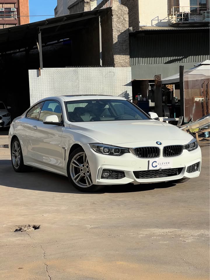 Vehicle media 8