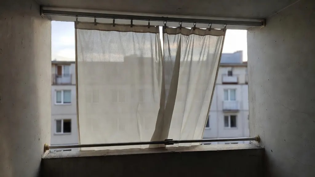 Jak zamontować zasłony na balkonie w bloku