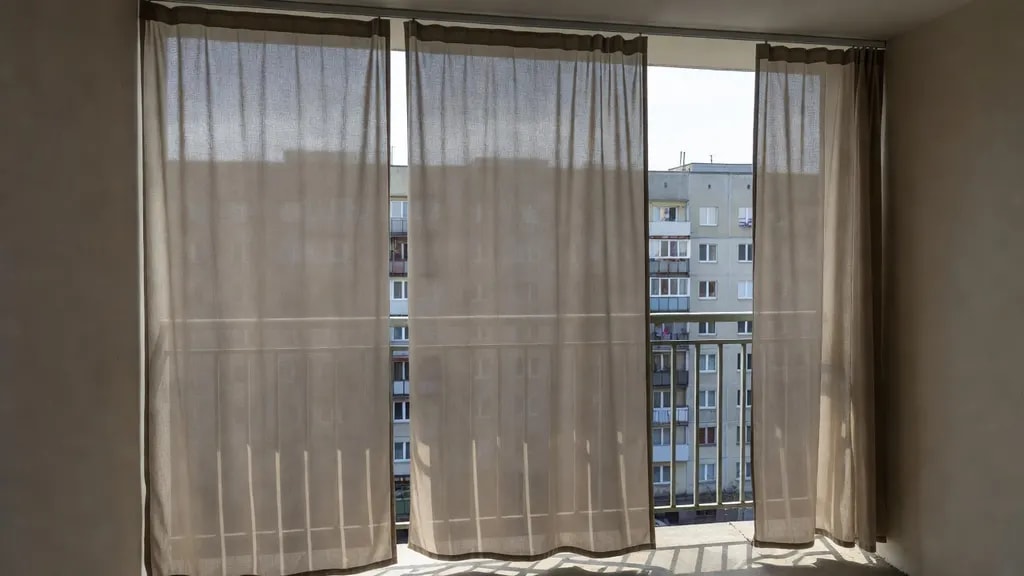 Jak zamontować zasłony na balkonie w bloku