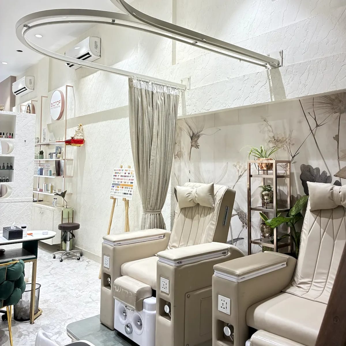 Relaxing Manicure & Pedicure