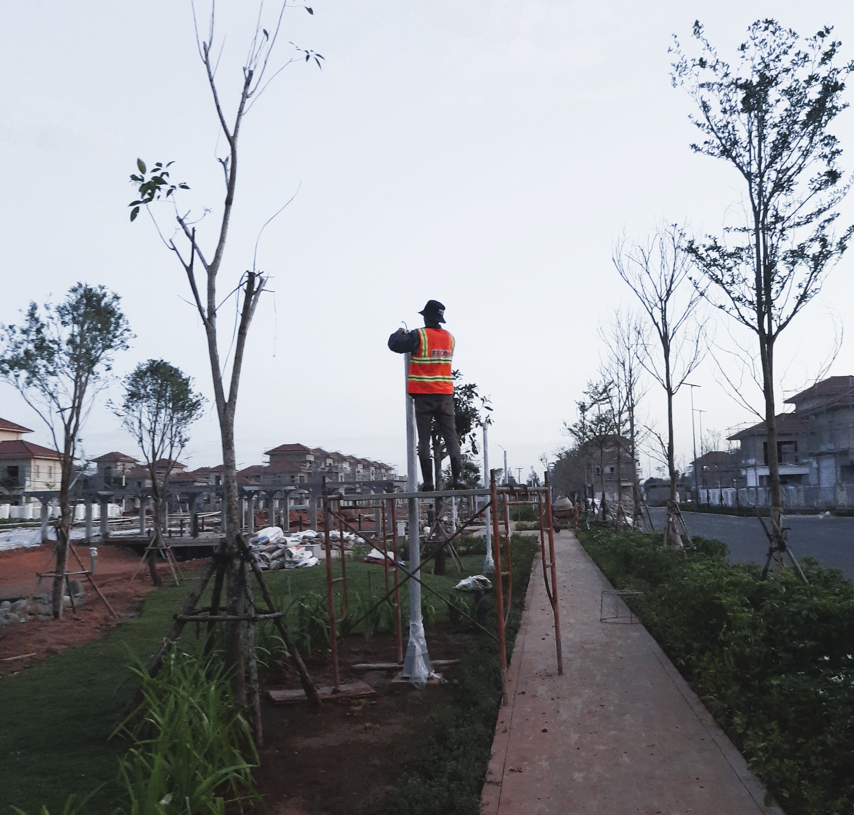 Swancity lắp đèn bolar light.jpg