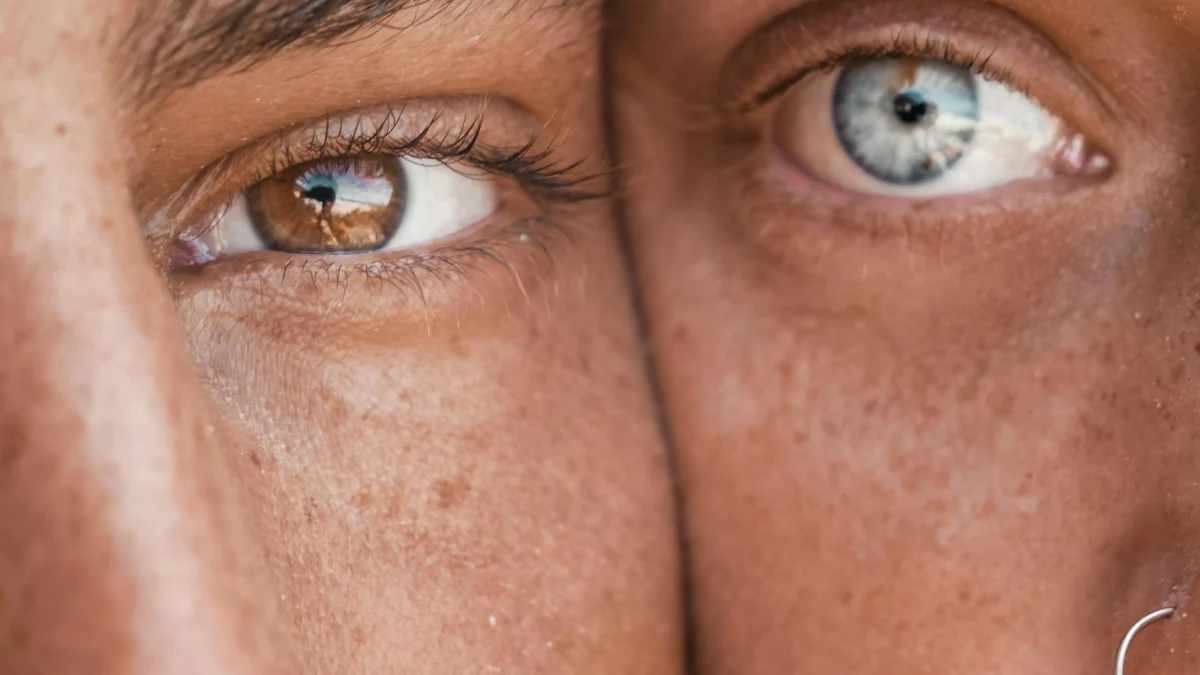 סוגי עדשות מגע צבעוניות: איך בוחרים את הגוון המושלם?