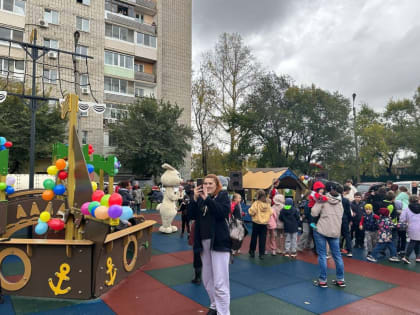 В Хабаровске открылась обновленная дворовая территория