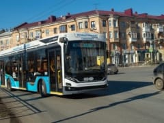 В Российском городе автомобиль влетел в остановку - есть пострадавшие