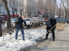 По поручению мэра Сергея Кравчука проводятся работы по ворошению снега