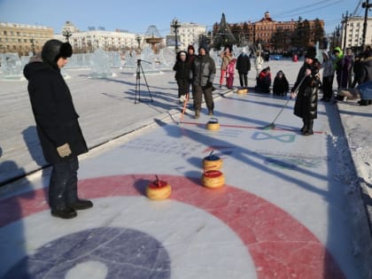 На главной площади Хабаровска стартовал Кубок Деда Мороза по кёрлингу