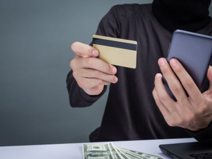 Оказался вдруг: хабаровчанин похитил с карты знакомого 15 тысяч рублей