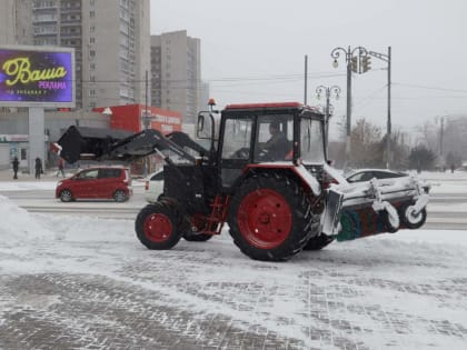 Очистка дорог от снега продолжается в Хабаровске