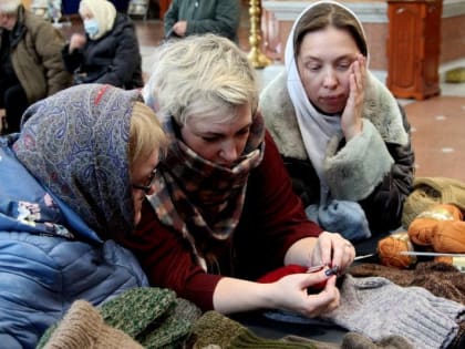 В хабаровских храмах верующие вяжут носки бойцам