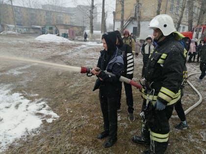 О правилах пожарной безопасности напомнили комсомольским ребятам сотрудники специальной пожарной охраны