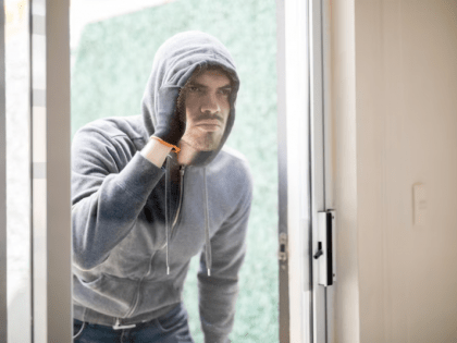 С помощью гвоздодёра и ворованной машины в Николаевске пытались взломать банкомат