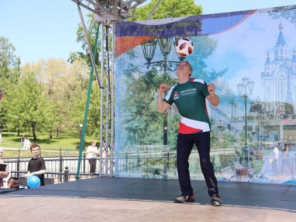 Рекордсмен мира по футбольному жонглированию сделал Хабаровску подарок