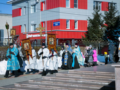 Прихожане Елизаветинского храма прошли крестным ходом по Железнодорожному району в день Казанской иконы Божией Матери