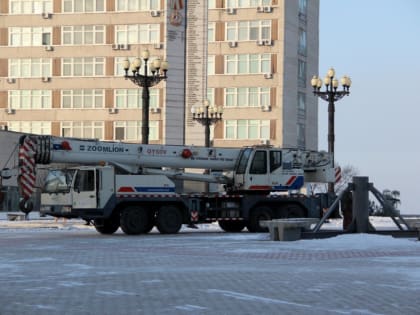 Рождественская елка украсила площадь у главного собора края