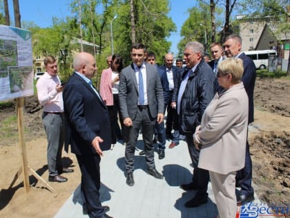 Ход работ в сквере на улице Аксенова проинспектировал мэр Хабаровска