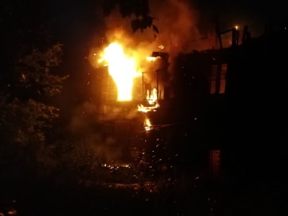 Всю ночь пожарные тушили двухэтажку в Хабаровске