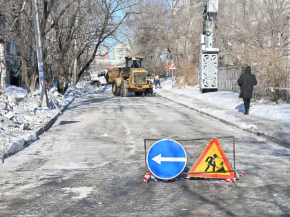 По указанию мэра Хабаровска дорожники продолжают убирать снег