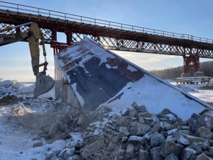 На реке Бурея восстанавливают мост у поселка Алонка