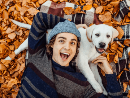 Кинологи назвали пять правил осенних прогулок с собакой