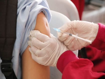 Обновлённая вакцина от коронавируса поступит медикам зимой