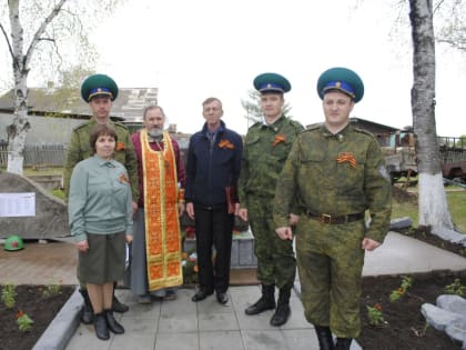 СВЯЩЕННИК ОСВЯТИЛ НОВЫЙ ПАМЯТНИК ПОГИБШИМ ВОИНАМ