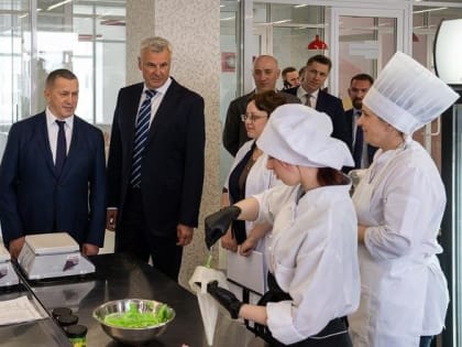 Юрий Трутнев проверил оснащение и строительство социальных объектов в Магадане